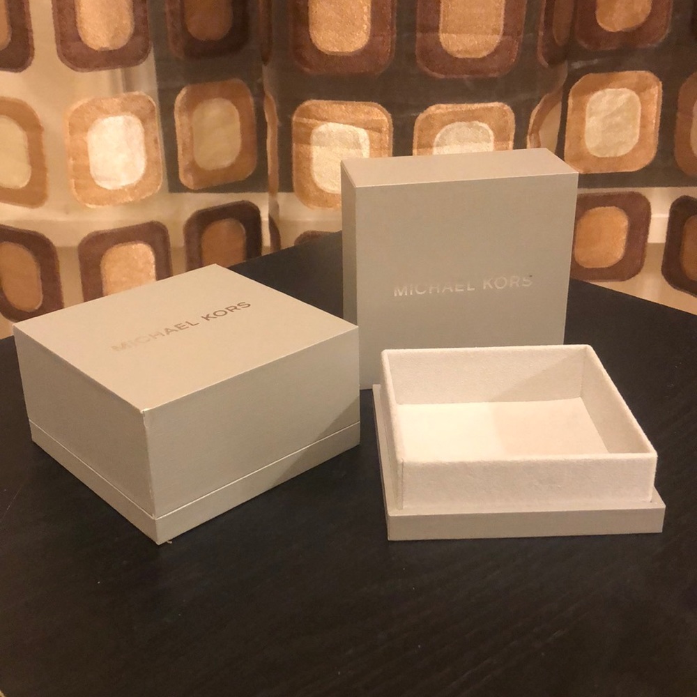2 Michael Kors Jewelry box with pouches